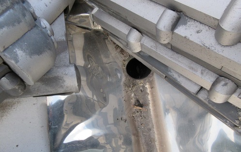 福山市で樋からの水漏れのご相談。原因は谷樋に詰まったボールでした！ボールを撤去して清掃し解決