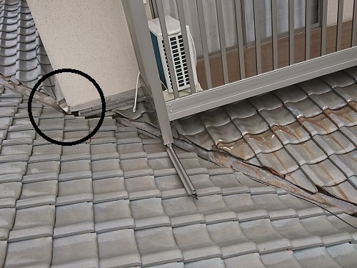 府中市の瓦屋根雨漏り調査で谷板金の錆びや穴あきを確認！谷板金谷樋調査