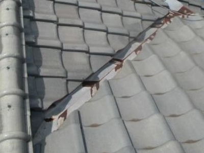 福山市にて自分では怖いからとのご相談から瓦屋根無料点検を実施！谷板金の錆