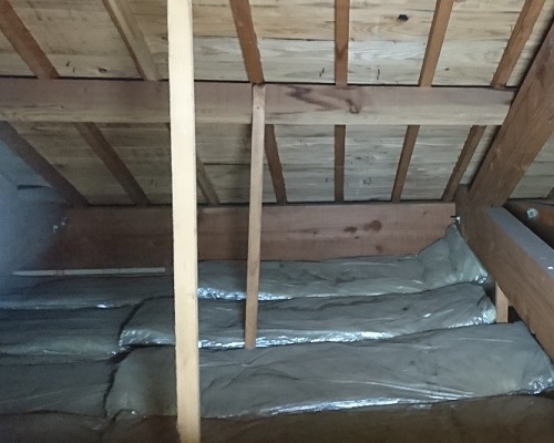 雨水のかかった断熱材