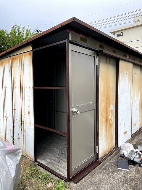 開きドア用の枠を組み、出入口の形をつくる