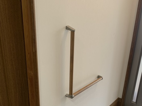 尾道市で電気工事業者が見つけた割れた瓦の交換工事古い瓦を撤去