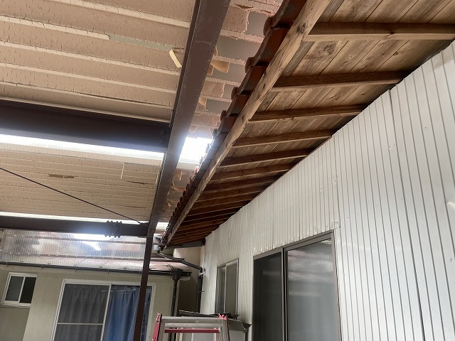 既存雨樋の撤去と軒先の状態確認