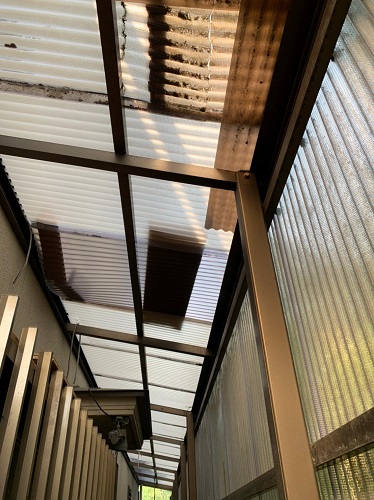 福山市の雨漏り修理どこに頼む？いくらかかる？費用・相場や施工例ストックヤード波板交換工事ビフォー