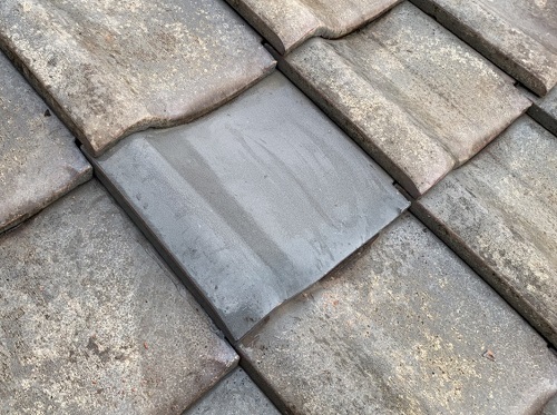 尾道市で電気屋がアンテナ工事で発見した割れた瓦屋根の部分修理で予備の瓦を差し替えアフター