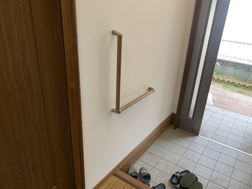 福山市で介護保険の補助金を活用した手すり取り付けの住宅改修工事玄関手摺設置工事アフター