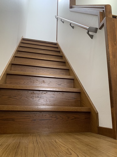 福山市で介護保険の補助金を活用した手すり取り付けの住宅改修工事階段手すり設置工事アフター