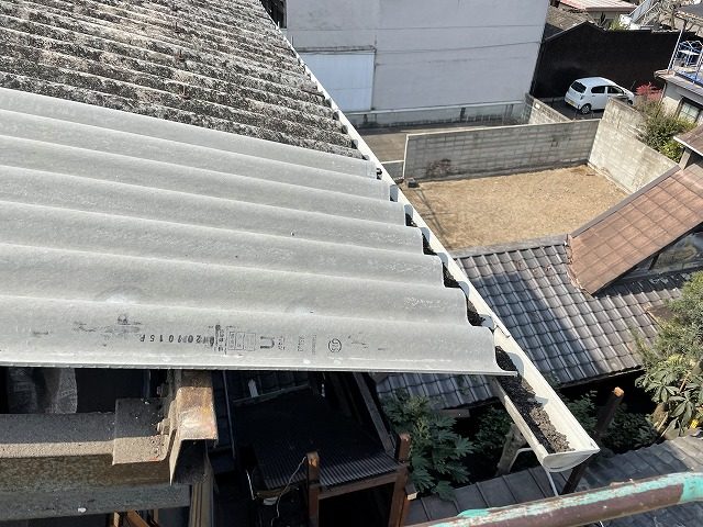 新しい波板スレートの差し込みと位置合わせ
