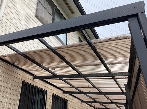 福山市でストックヤードの波板貼り替えにポリカーボネートを使用ビフォー