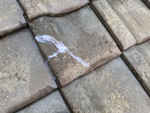 尾道市で電気屋がアンテナ工事で発見した割れた瓦屋根の部分修理で予備の瓦を差し替えビフォー