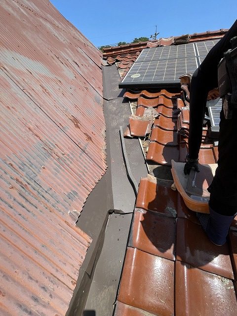 新しい谷板金の設置と立ち上げの納まり