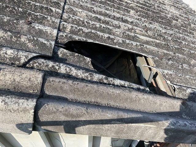 スレート屋根の破損による開口部を確認