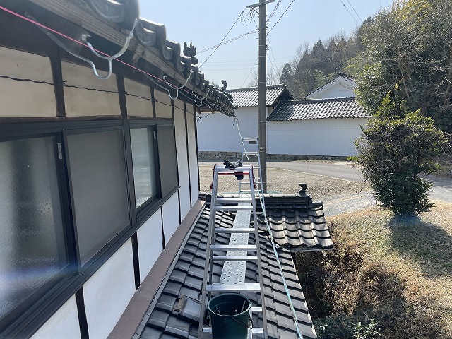 軒先ラインに沿って雨樋の状態を確認しながら復旧