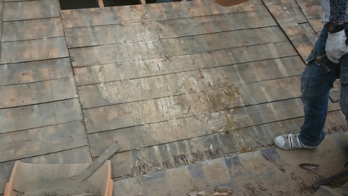 福山市にて雨漏りする瓦屋根の屋根葺き替え工事が始まりました瓦撤去後の屋根下地