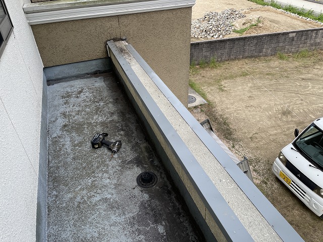 笠木板金の施工中全景