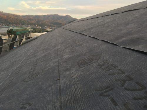 福山市にて新築住宅建設工事の上棟日に平板瓦葺の下地工事を行いました！防水紙アスファルトルーフィング施工風景