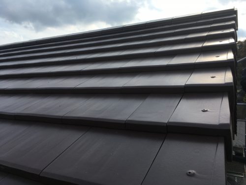 福山市の新築住宅工事でプラウドプレインの瓦を採用して大屋根が完成！平板瓦の端部