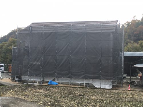 福山市の新築住宅工事でプラウドプレインの瓦を採用して大屋根が完成！平板瓦葺の施工風景