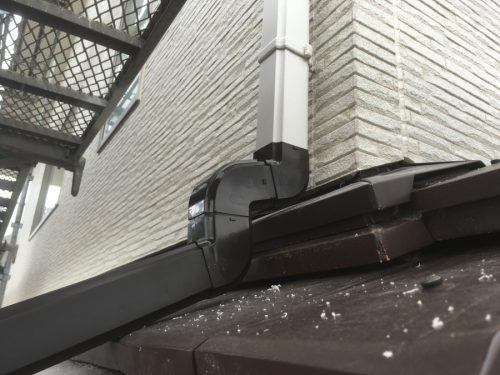 福山市の新築住宅でSEKISUI軒樋Σ90(シグマ90)と竪樋Y60Hで樋新設下屋上の竪樋設置後