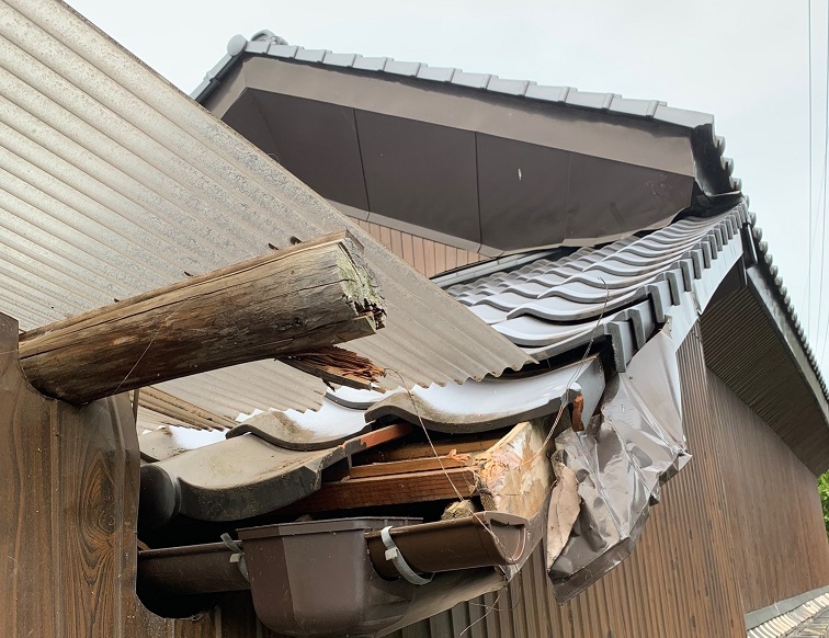 福山市和瓦・破風板金の破損状況