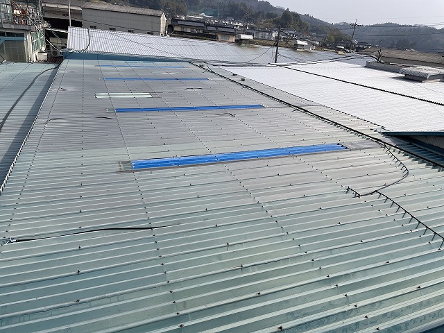 工場の屋根の全景写真