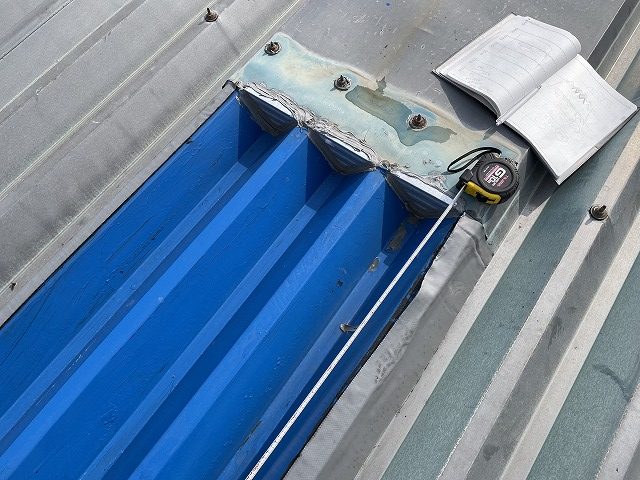ポリカ屋根に青色を塗っている写真