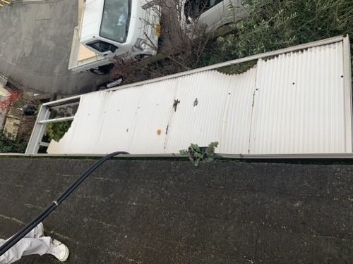 汚れた白い波板屋根