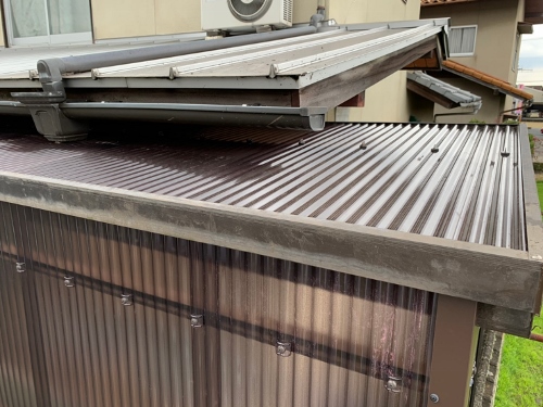 家裏の波板屋根