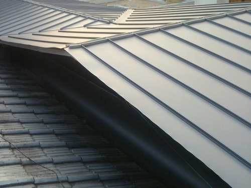 福山市にて雨漏りしていた瓦棒葺き屋根の屋根リフォーム工事ガルバリウム鋼鈑仕様の嵌合式で、内田金属のＵＫルーフ３３３