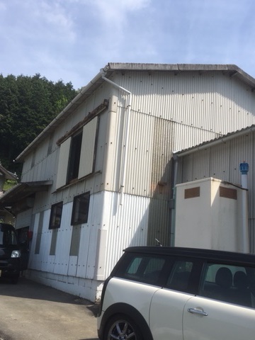 スレート倉庫外部