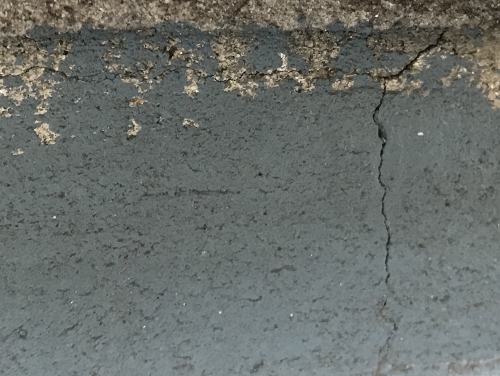 バルコニーのひび割れ