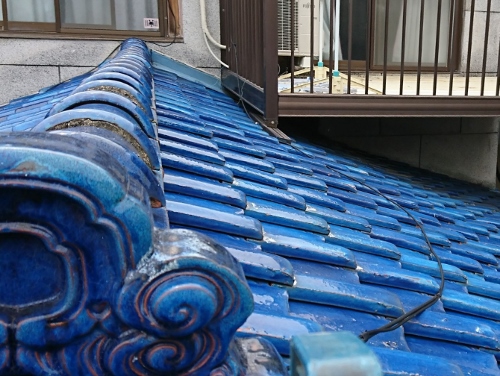 尾道市でバルコニー周辺からの雨漏り調査～原因は下屋根の瓦のズレ～瓦屋根棟の歪み