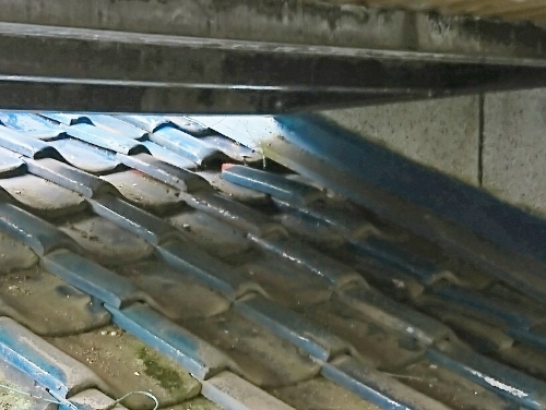 尾道市でバルコニー周辺からの雨漏り調査～原因は下屋根の瓦のズレ～崩れた熨斗瓦