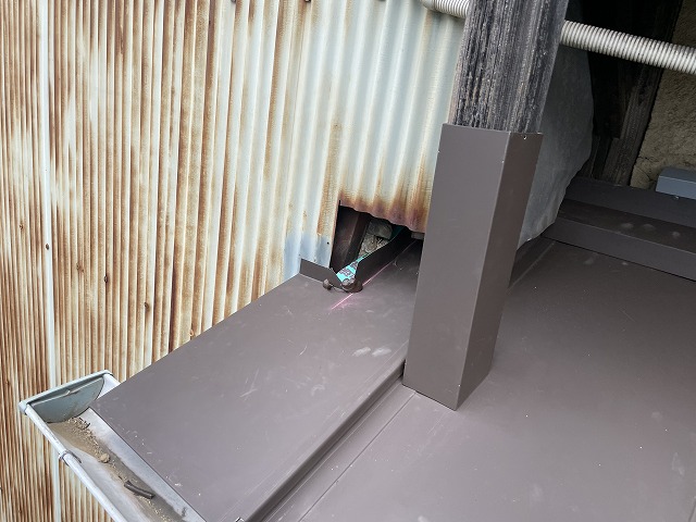 板金屋根に柱を乗せている写真