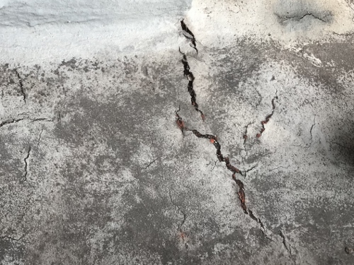 バルコニーの亀裂