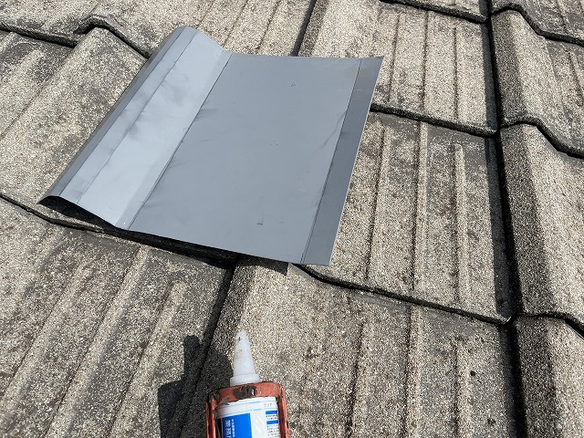 板金で瓦の形を取っている写真