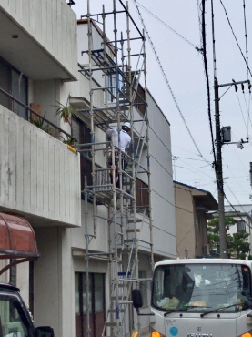 福山市にて雨漏り解決のための屋根葺き替え工事で足場架け工事昇降用足場の架設