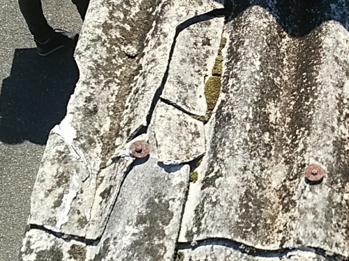 福山市にて工場から住宅へ改築された建物の大波スレート葺き屋根調査スレートの破損の様子