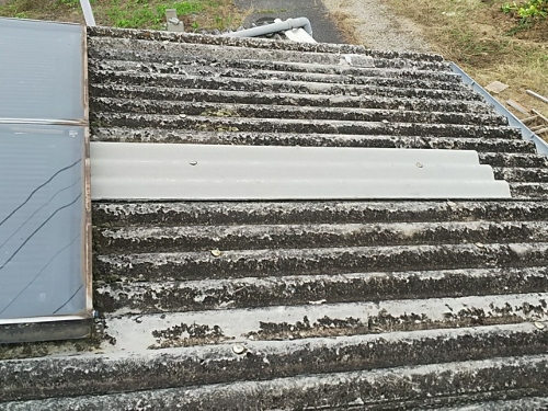 福山市の北部にてヒビや割れのある大波スレート屋根の補修工事一部屋根材のスレート交換