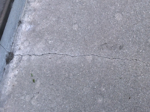 広島県府中市にてバルコニーからの雨漏り調査｜原因は防水層の劣化バルコニーのクラック