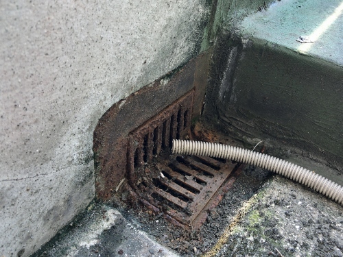 広島県府中市にてバルコニーからの雨漏り調査｜原因は防水層の劣化排水ドレン