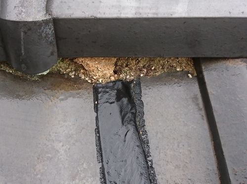 府中市瓦屋根の雨漏り調査瓦のワレ