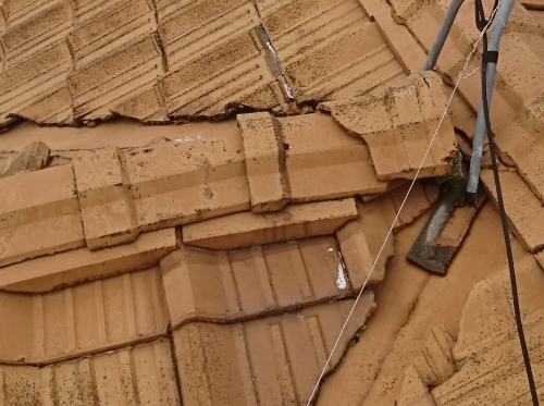 尾道市でセメント瓦葺き屋根の屋根診断｜無料点検ご利用ください入り組んだ棟