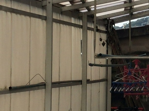 波板壁のはずれ