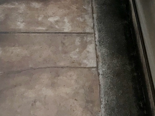 大きなひび割れ