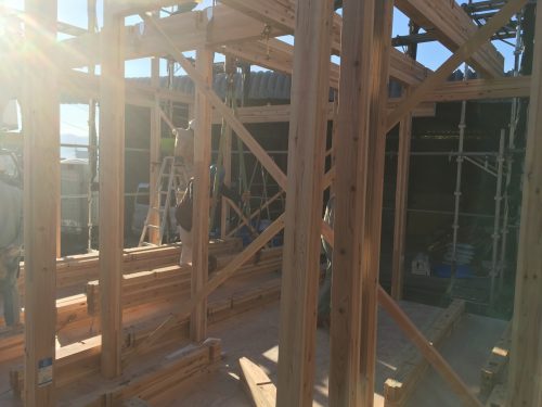 福山市にて新築住宅建設工事の上棟日に平板瓦葺の下地工事を行いました！上棟の様子