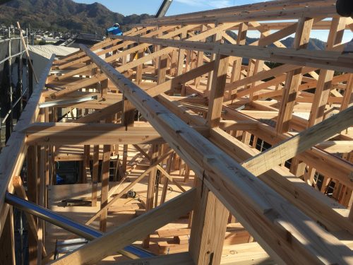 福山市にて新築住宅建設工事の上棟日に平板瓦葺の下地工事を行いました！小屋組の施工風景