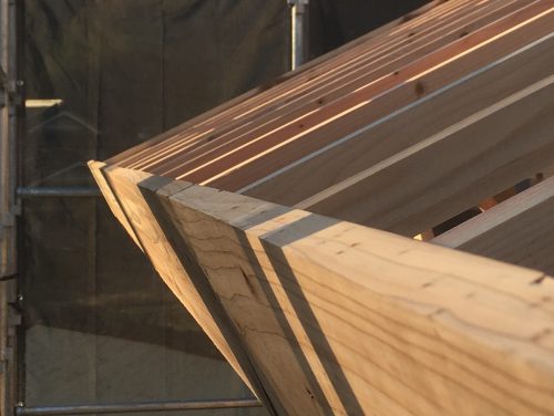 福山市にて新築住宅建設工事の上棟日に平板瓦葺の下地工事を行いました！平板瓦葺軒先下地