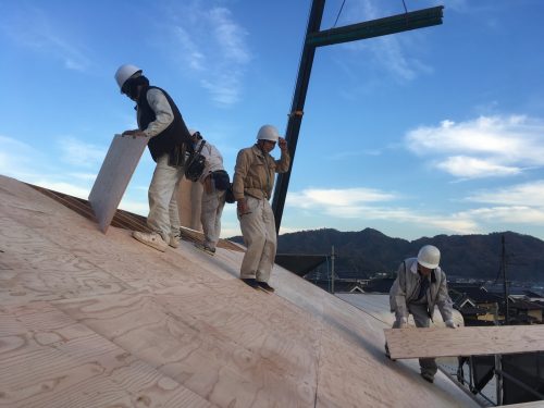 福山市にて新築住宅建設工事の上棟日に平板瓦葺の下地工事を行いました！野地板の施工風景