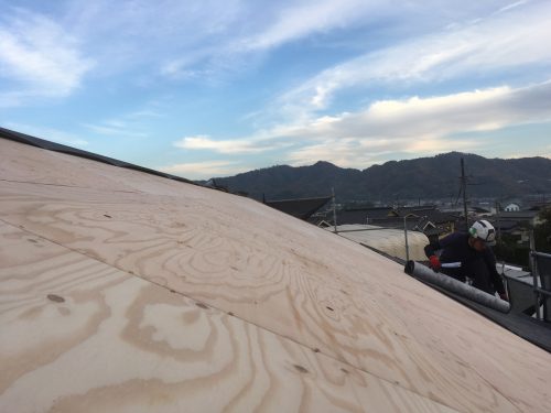 福山市にて新築住宅建設工事の上棟日に平板瓦葺の下地工事を行いました！防水紙ルーフィングの敷設